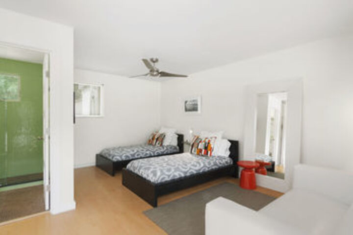 Room 10 of 25