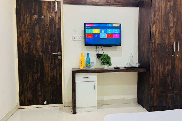 Room 5 of 10