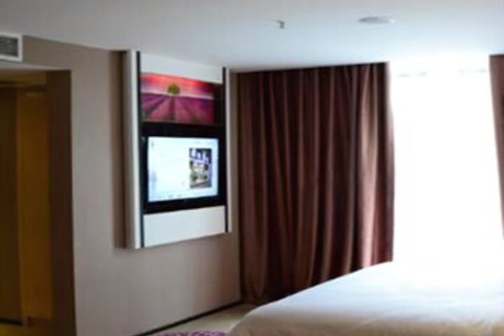 Room 5 of 8