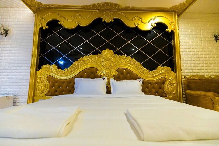 Room 11 of 24