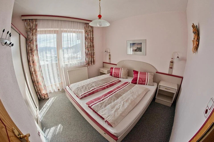 Room 4 of 9