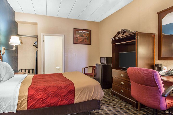 1 Queen Bed (5 of 5)