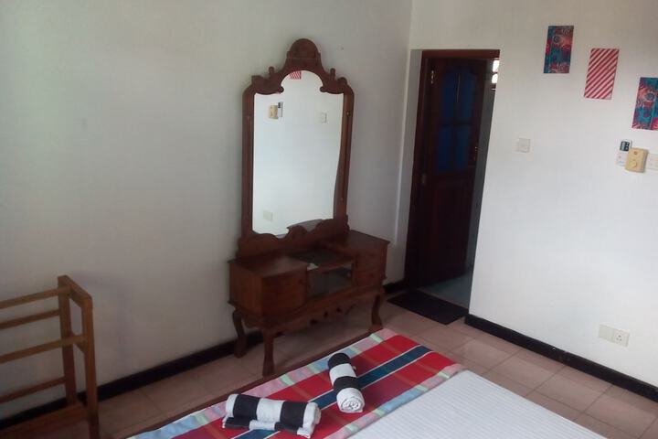 Room 6 of 8