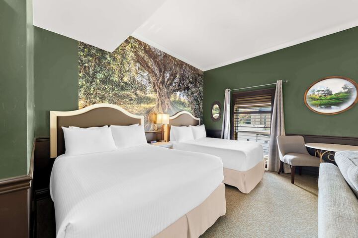 1 Queen Bed (10 of 16)
