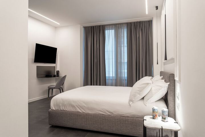 Room 11 of 28