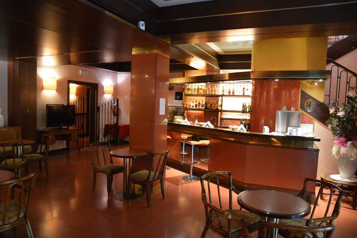 Lounge 17 of 26