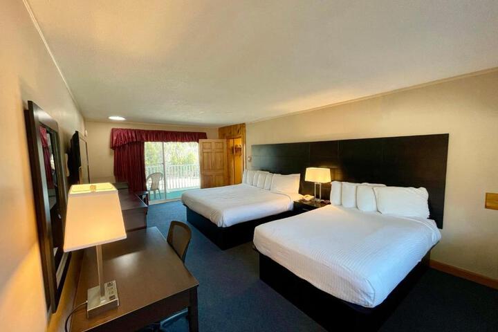 2 Double Beds Lakeside (1 of 8)