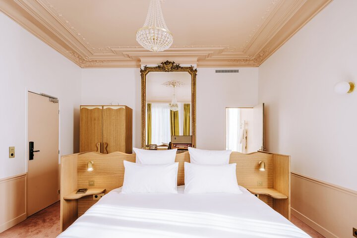 Room 6 of 17