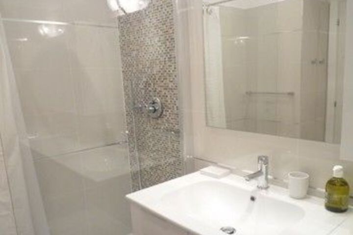 Room 2 of 10