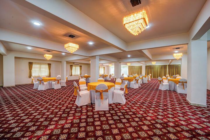 Ballroom/Hall 27 of 31