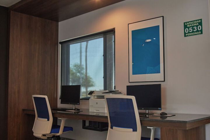 Business Center 70 of 79