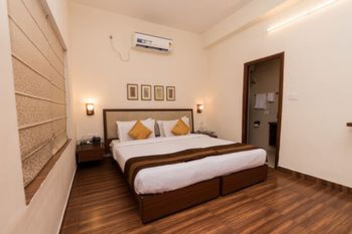 Room 10 of 16