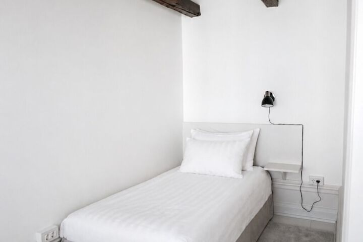 Room 6 of 108