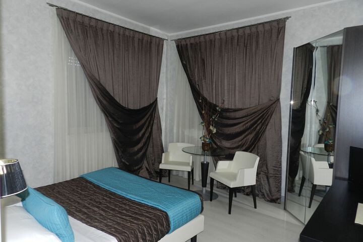 Room 5 of 33