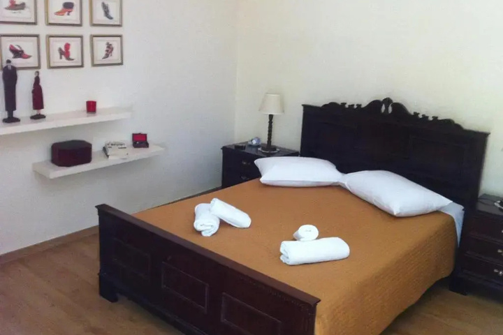 Room 2 of 6