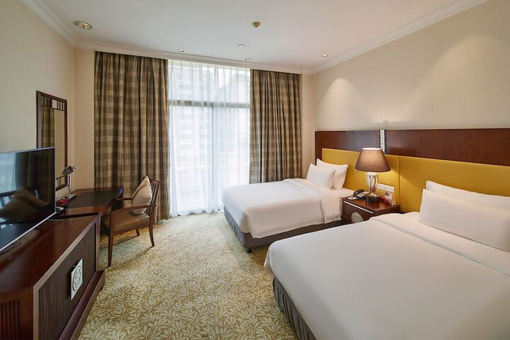 Room 10 of 99