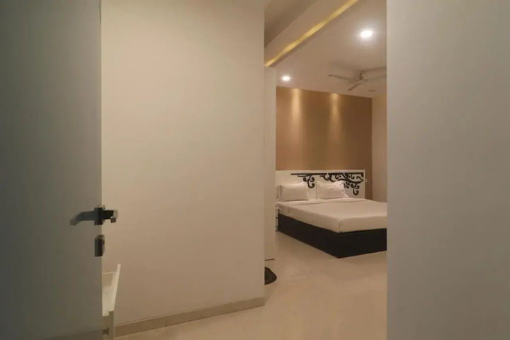 Room 9 of 13
