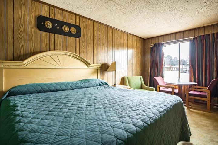 1 King Bed (1 of 11)