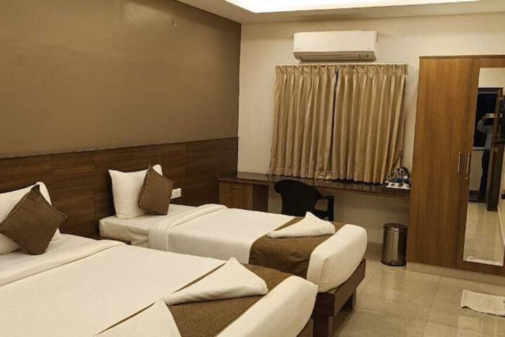 Room 5 of 12