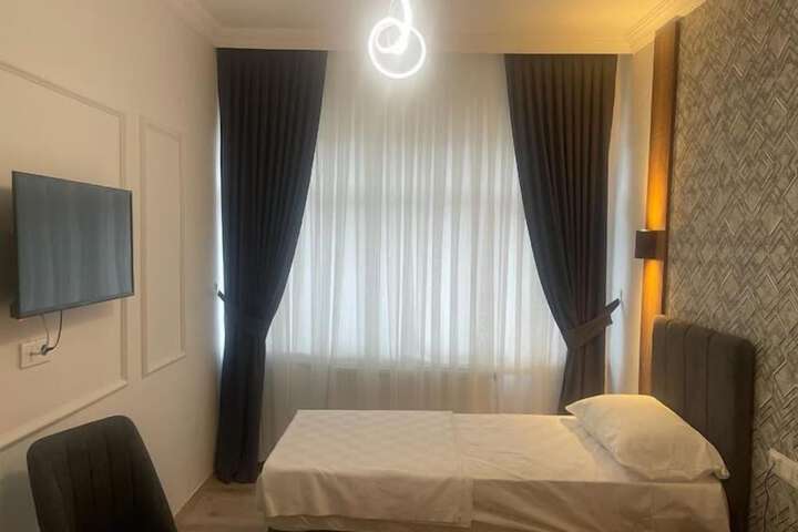 Room 4 of 10
