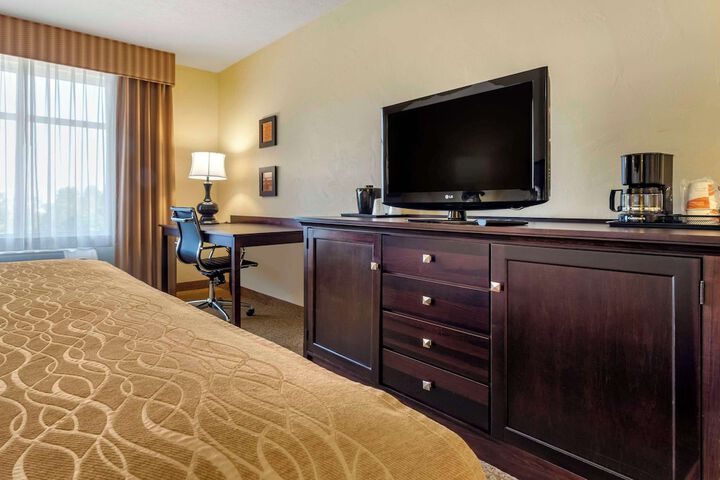 1 King Bed (2 of 19)