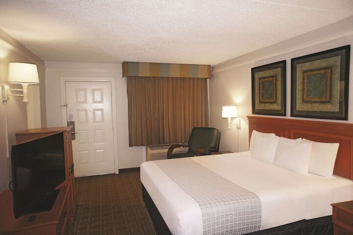 1 King Bed Deluxe Room (15 of 21)
