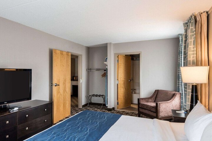 1 King Bed (5 of 15)