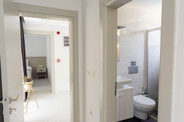 Room 27 of 122