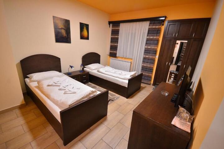 Room 6 of 42