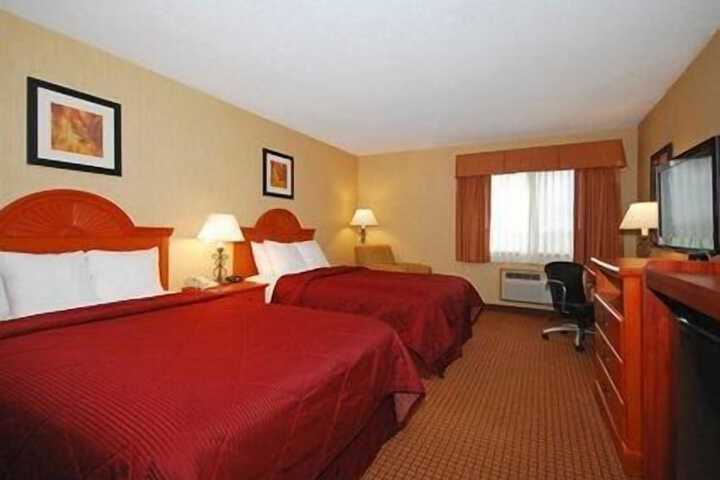 2 Double Beds (6 of 9)