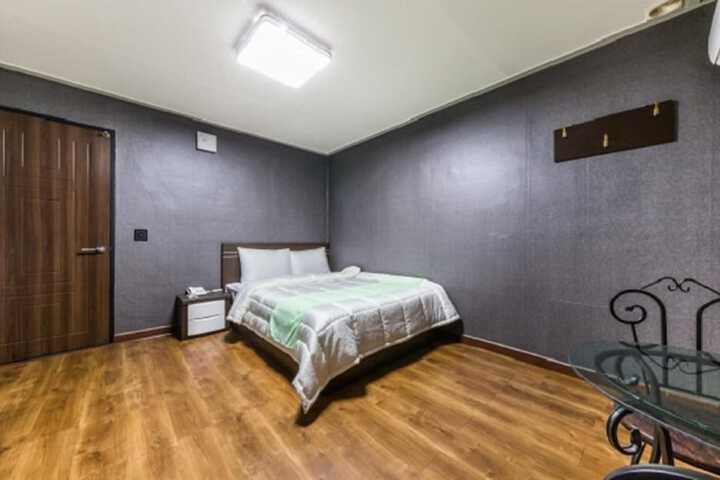 Room 5 of 52