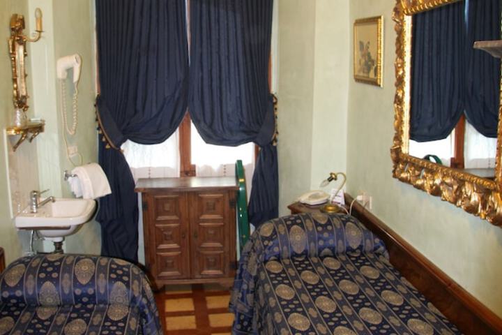 Room 6 of 53