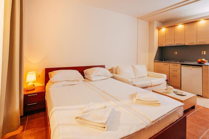 Room 33 of 60