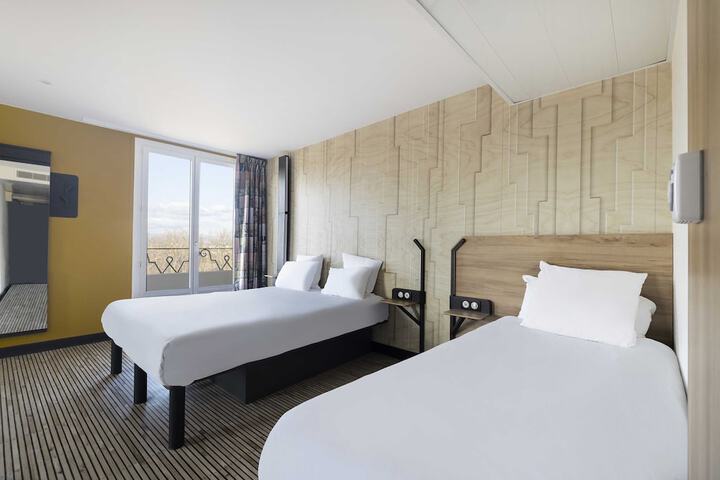 Room 4 of 27
