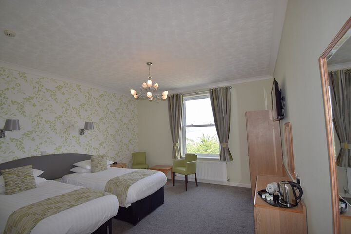 Room 6 of 32