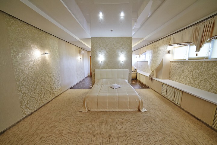 Room 8 of 90