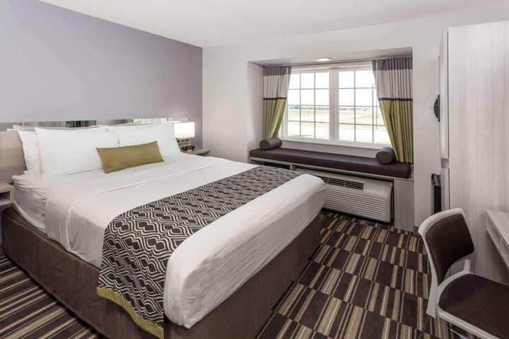 1 Queen Bed (12 of 19)