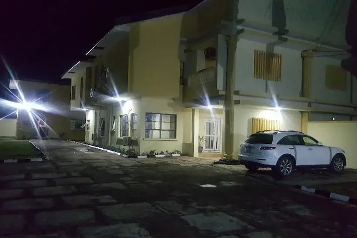 PALAIS ROYALE HOTEL & SUITES