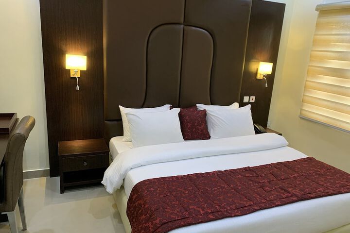 Room 8 of 18