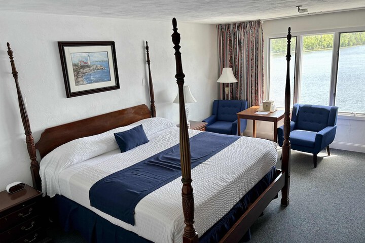 Room 9 of 32