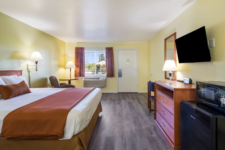 1 King Bed (6 of 8)