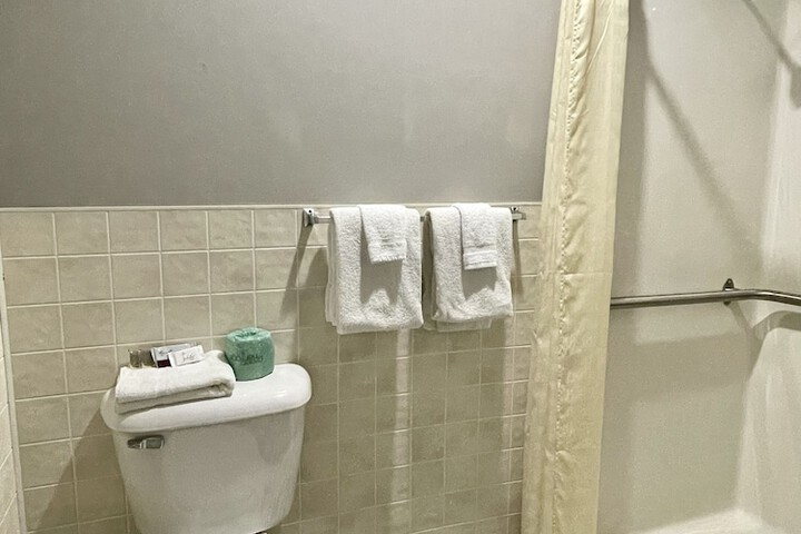 Room 8 of 9