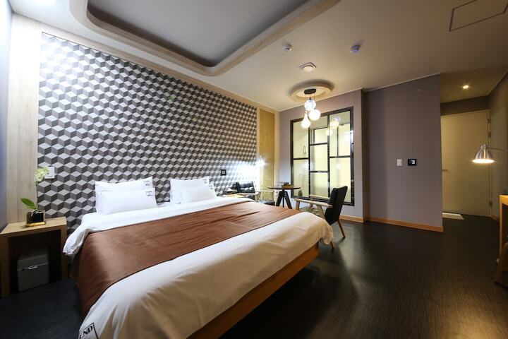 Room 9 of 33