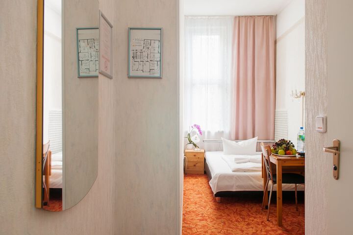 Room 3 of 48
