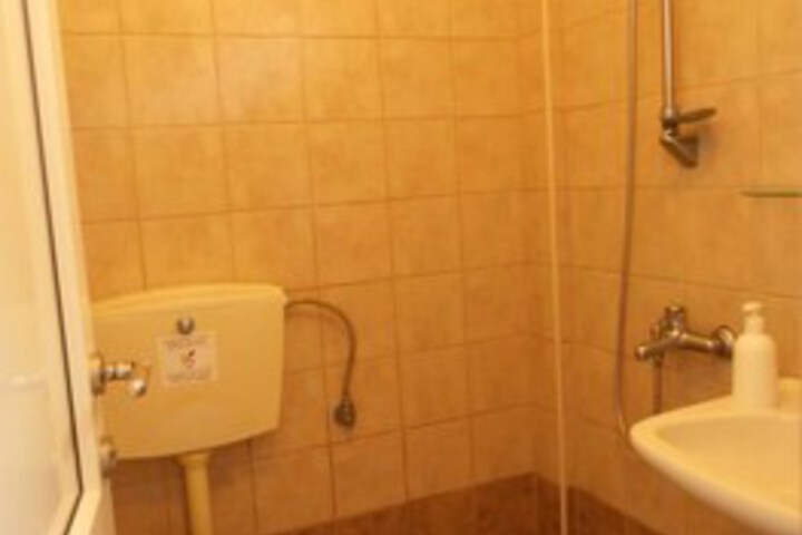 Room 8 of 85
