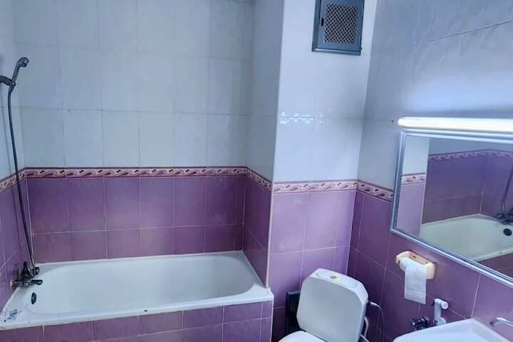 Room 6 of 12