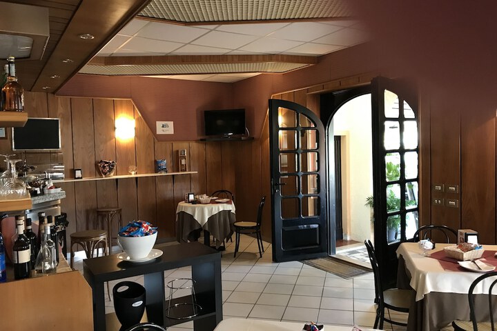 Lounge 16 of 48