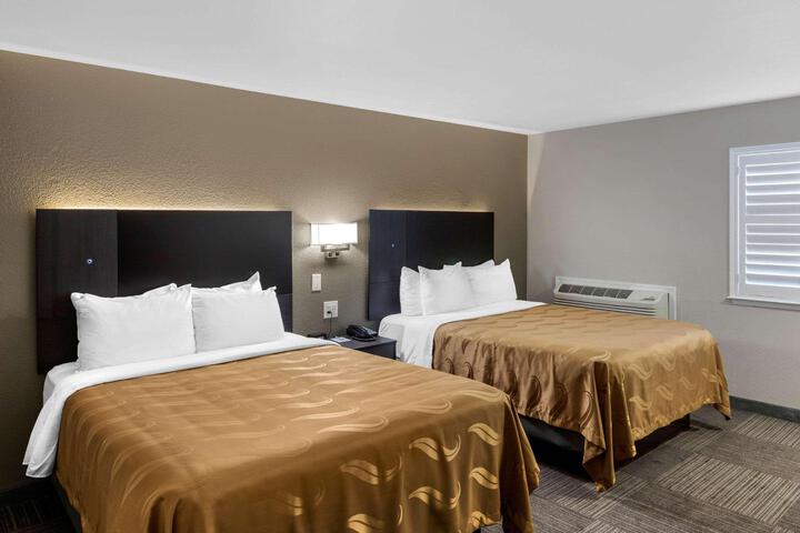 2 Queen Beds (3 of 10)