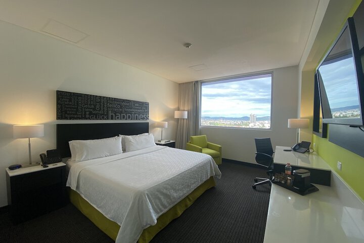 Room 10 of 93