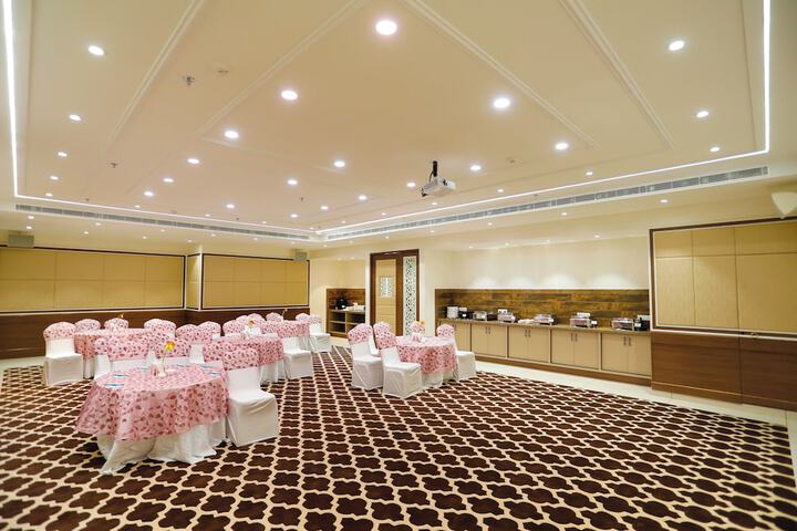 Ballroom/Hall 114 of 121